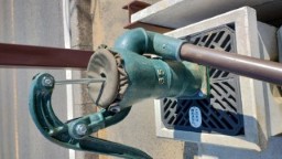 手押しポンプ 蓋